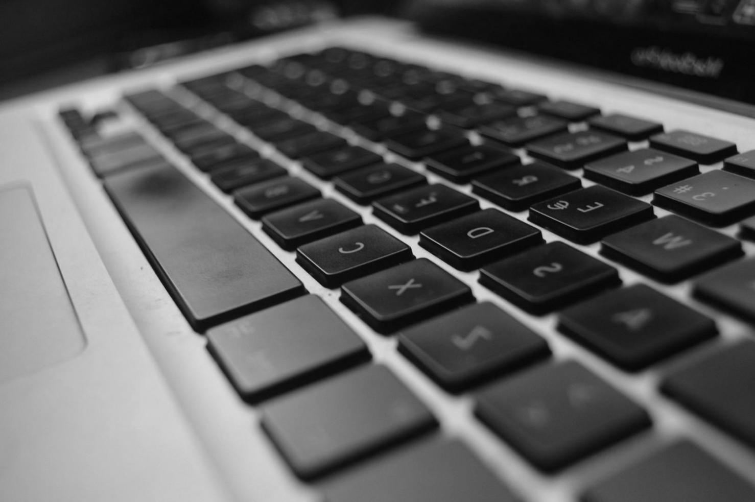 Mobil oyun yerelleştirme eğitimi sırasında öğrenciler